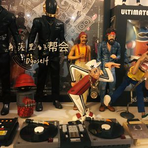 双乳吊起被各种性器调教
